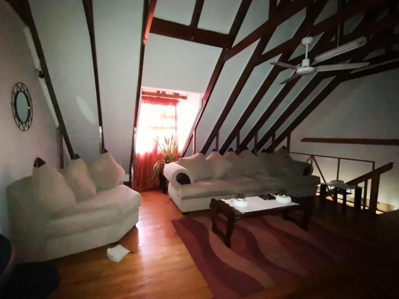 Homestay The Whitehouse