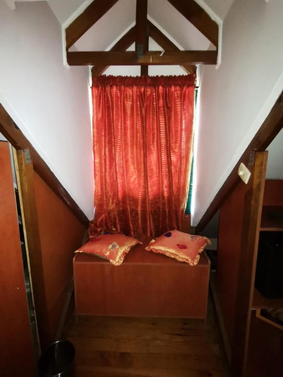 Homestay The Whitehouse *